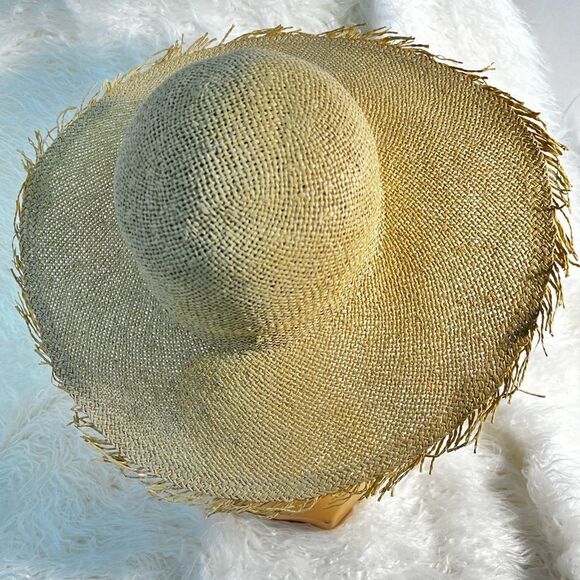 Woman’s Wide Brimmed Hat Straw Hat fringed Edge - Picture 2 of 4